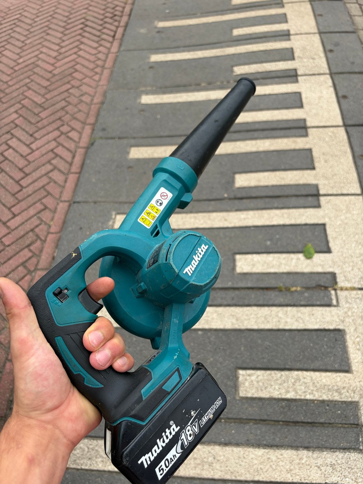 Makita Accu Bladblazer DUB184Z met 18V 5.0Ah Accu en Lader, Ophalen of Verzenden, Gebruikt, Accu, Handgedragen
