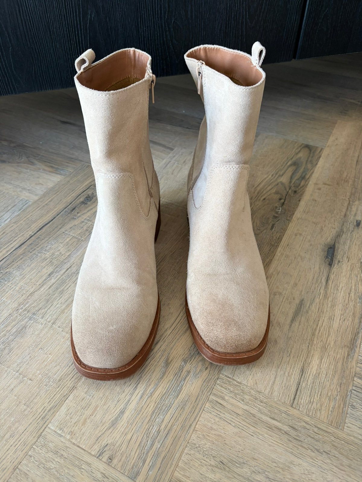 Beige suede enkellaarzen, Beige, Lage of Enkellaarzen, Ophalen of Verzenden, Zo goed als nieuw