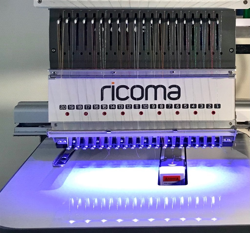 Te koop: Ricoma 20 naalds professionele Borduurmachine, Hobby en Vrije tijd, Ophalen, Zo goed als nieuw, Machineborduren, Borduurmachine