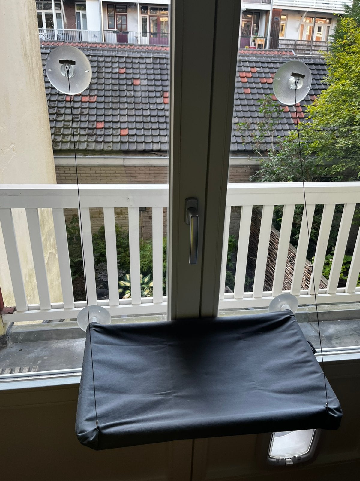 Kattenbedje aan het raam, gratis, Ophalen, Zo goed als nieuw