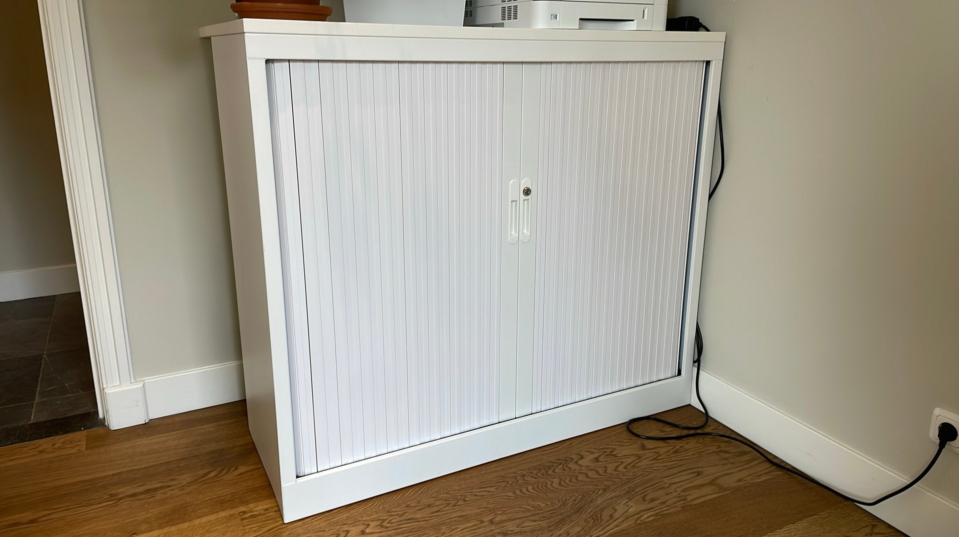 MOET WEG! Roldeur kast wit, Huis en Inrichting, Kasten | Roldeurkasten en Archiefkasten, Ophalen, 100 tot 150 cm, Meerdere deuren