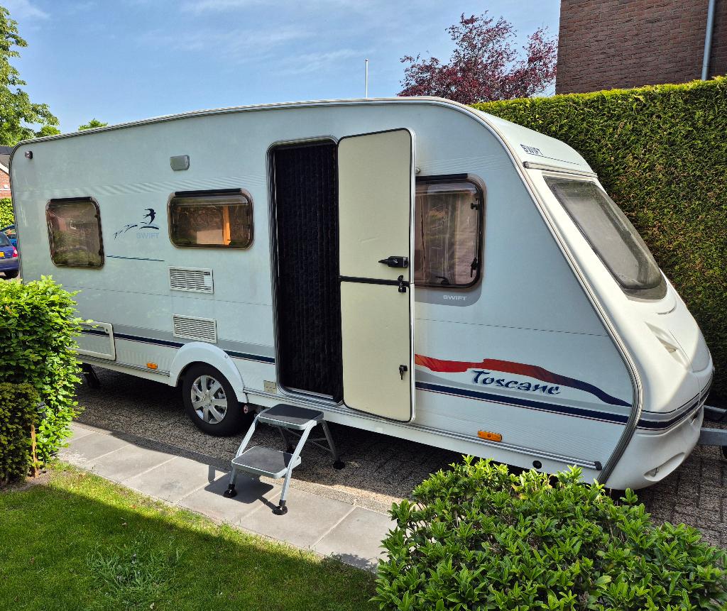 te koop caravan met dak airco en lengte bedden., Rondzit, Kachel, Particulier, 2 aparte bedden