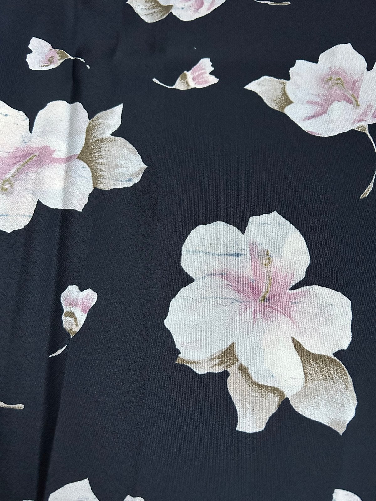 Gebloemde Blouse Stof - Zwart met Roze/Witte Bloemen, Hobby en Vrije tijd, Overige materialen, Meerkleurig, 120 cm of meer, Nieuw