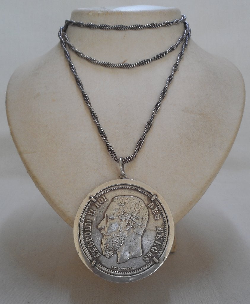 Zilveren ketting met grote munt hanger in krans nr.1258