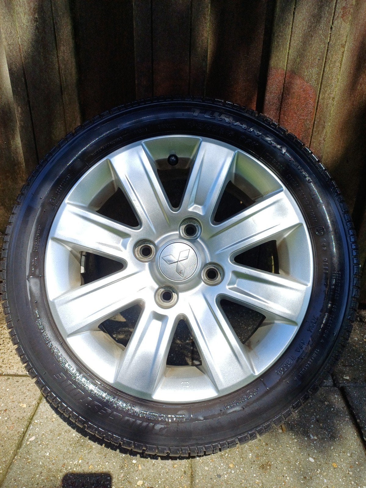 Zomerbanden op originele Mitsubishi velgen, Auto-onderdelen, Banden en Velgen, Ophalen, Gebruikt, 15 inch, Banden en Velgen