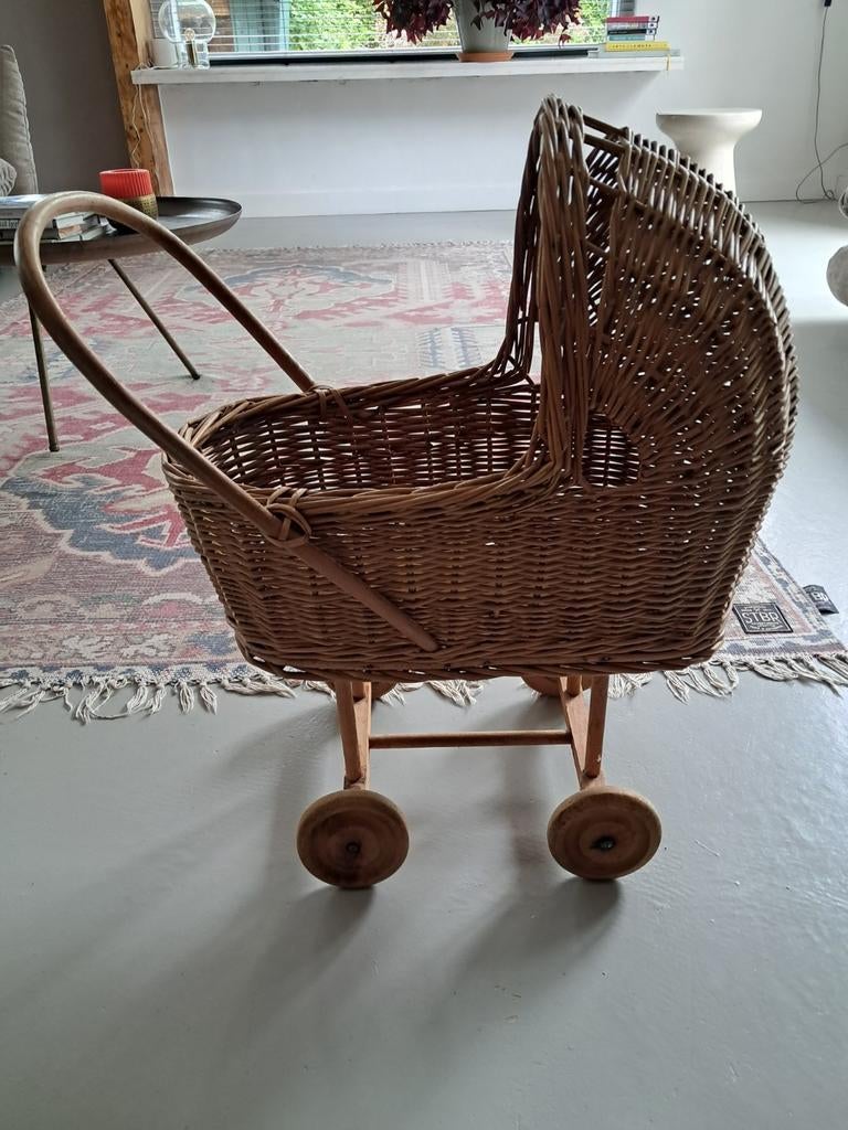 Brocante rieten poppenwagentje, Verzamelen, Poppen, Ophalen, Gebruikt, Accessoires