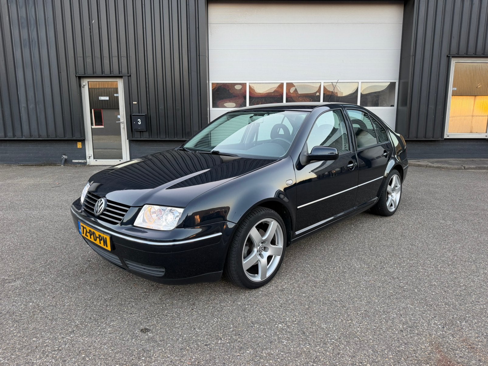 Volkswagen Bora 2.0 Highline 2004 Blauw dealer onderhouden, Stof, 4 cilinders, 1984 cc, Blauw
