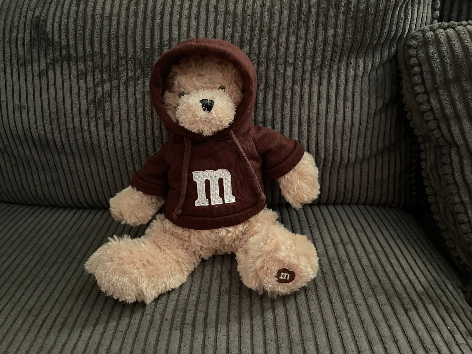 M&M knuffel beer met bruin truitje aan zittend 26 cm, Ophalen of Verzenden, Bruin, Beer