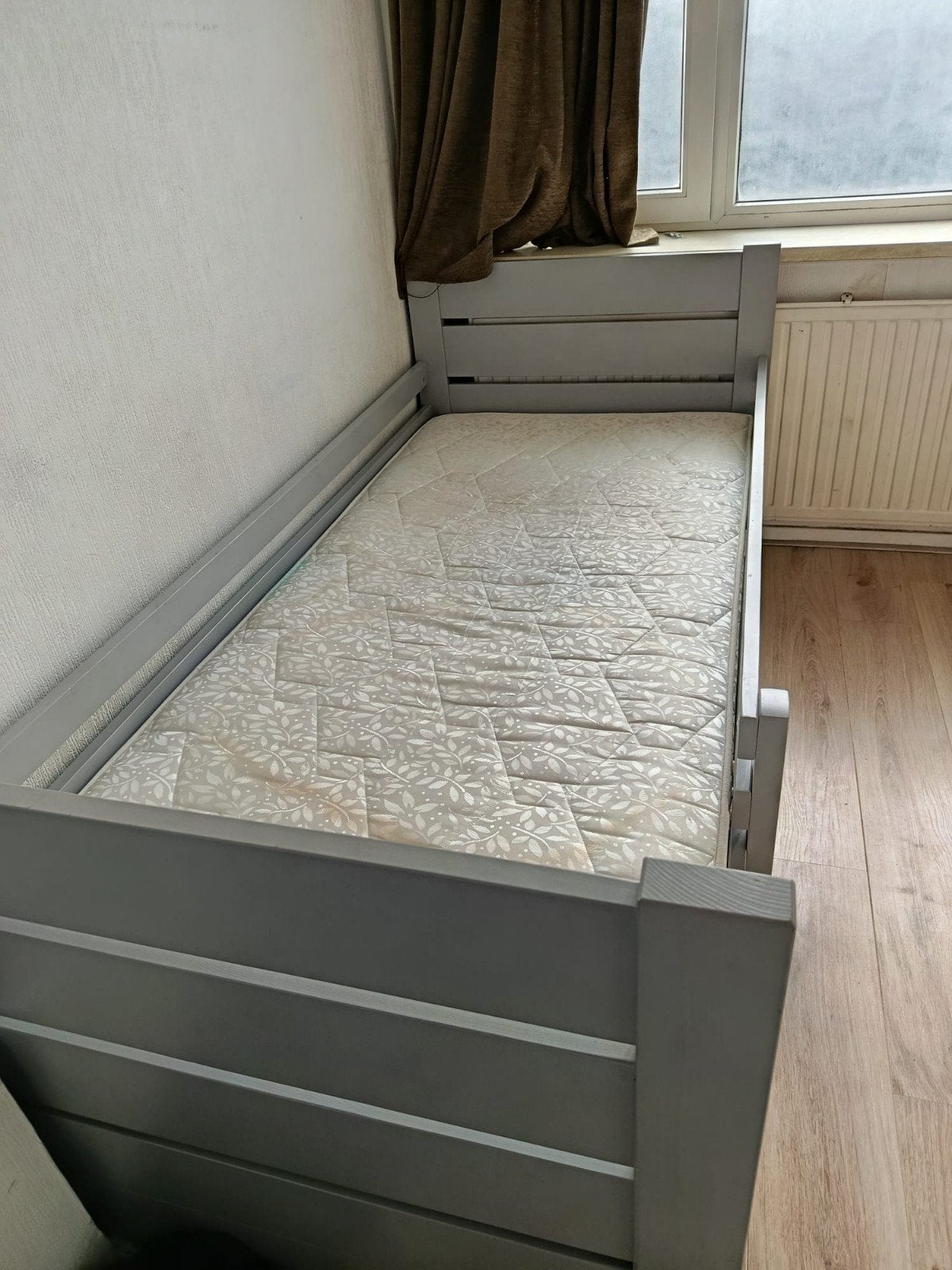 Eenpersoonsbed met matras - Grijs, Gebruikt, 90 cm, Eenpersoons, Ophalen of Verzenden