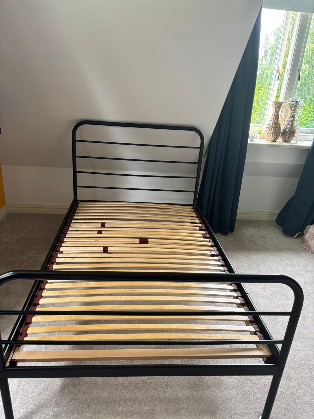 Zwart metalen bed 120x200 exclusief lattenbodem, Huis en Inrichting, Slaapkamer | Bedden, Ophalen, Zwart, Zo goed als nieuw, Twijfelaar