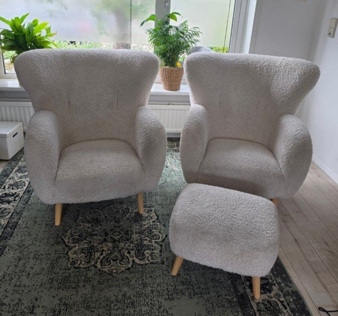 Twee mooie vildsund off white stoelen met een voetenboekje, Huis en Inrichting, Ophalen of Verzenden, Zo goed als nieuw, 100 tot 125 cm