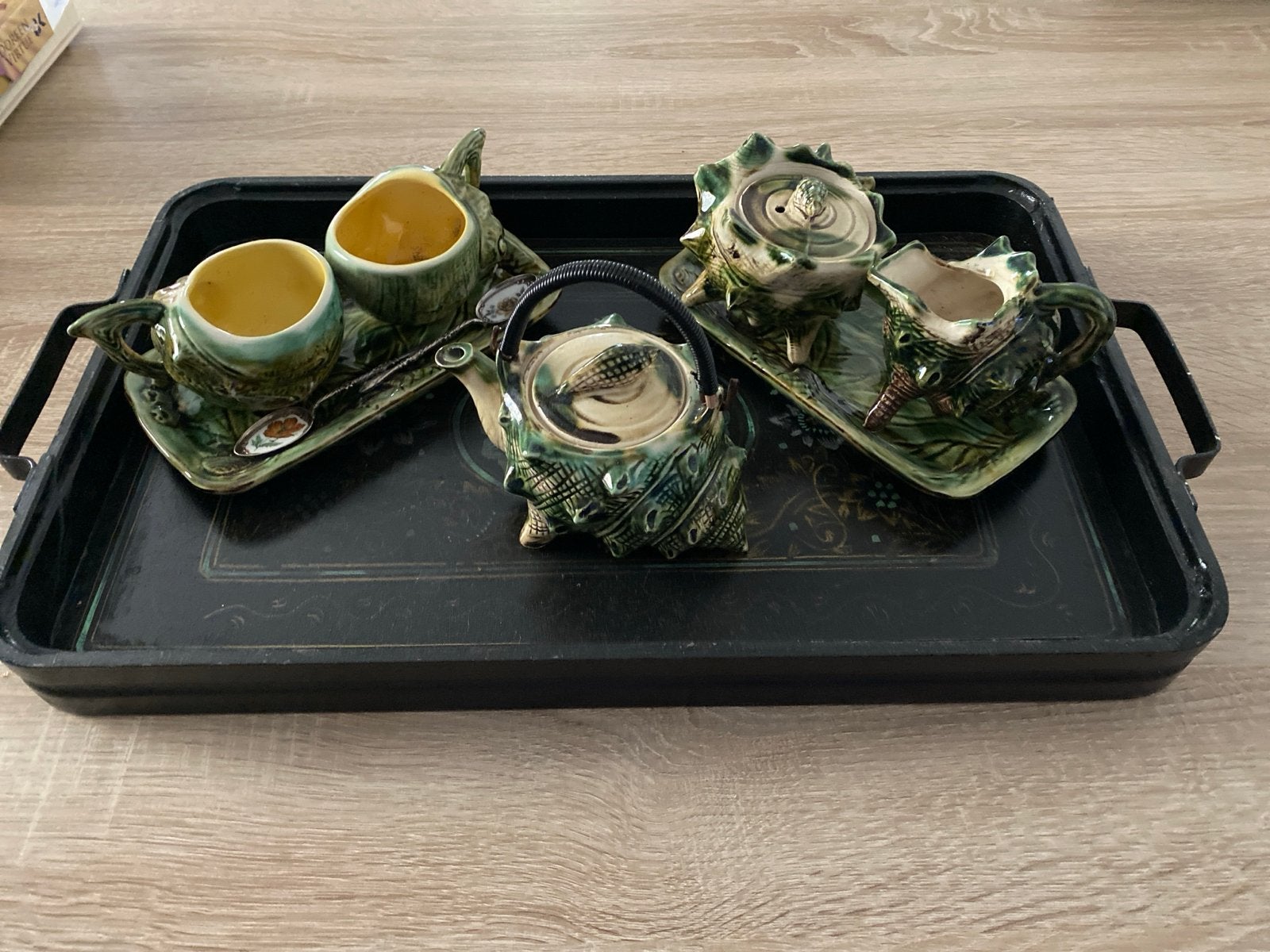 Antiek schelpen servies met zilveren theelepels en dienblad, Ophalen
