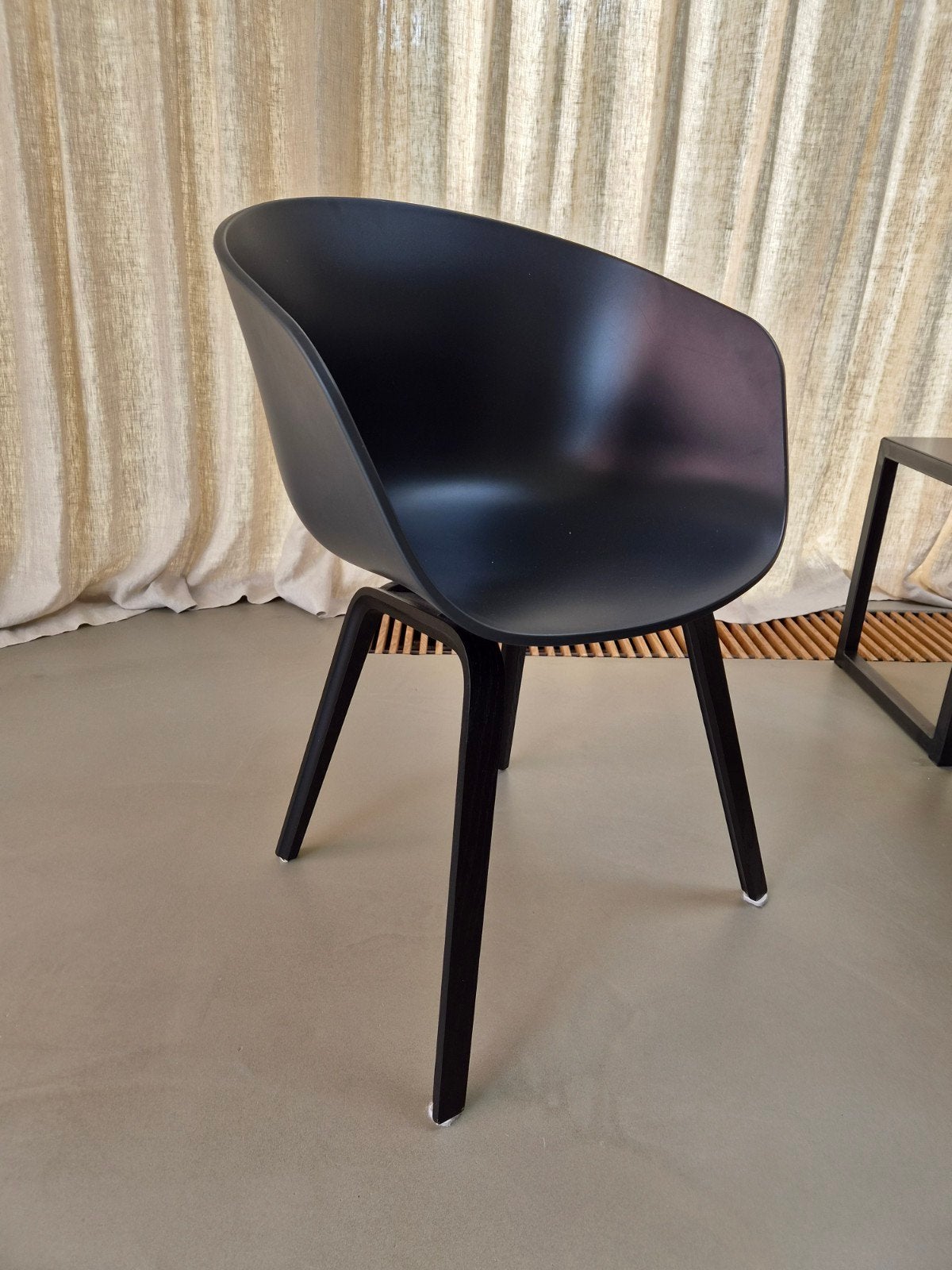 HAY About A Chair AAC22 - Zwart met houten onderstel, Zwart, Modern, Scandinavisch, Minimalistisch, Zo goed als nieuw, Eén