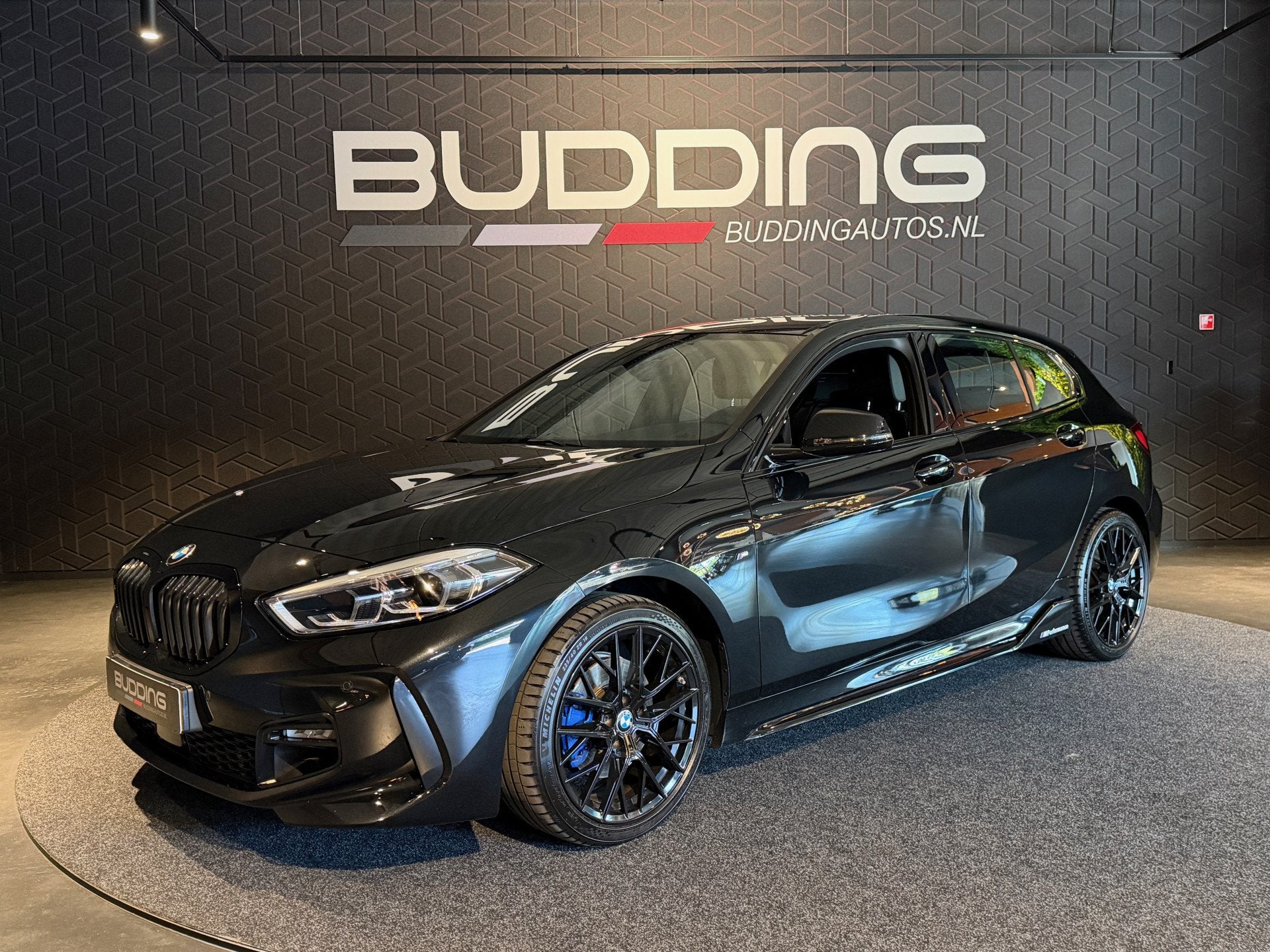 BMW 1-serie 118i High Exe ED | M-sport | Carplay | Leder, Auto's, Gebruikt, Zwart, Bedrijf, 3 cilinders