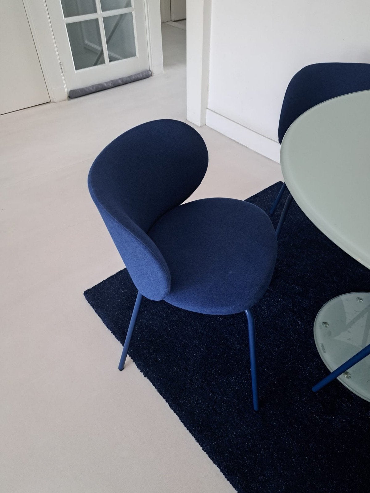 4 blauwe eetkamerstoelen, 2 blauwe vloerkleden en witte bank, Ophalen, Blauw, Zo goed als nieuw, Modern