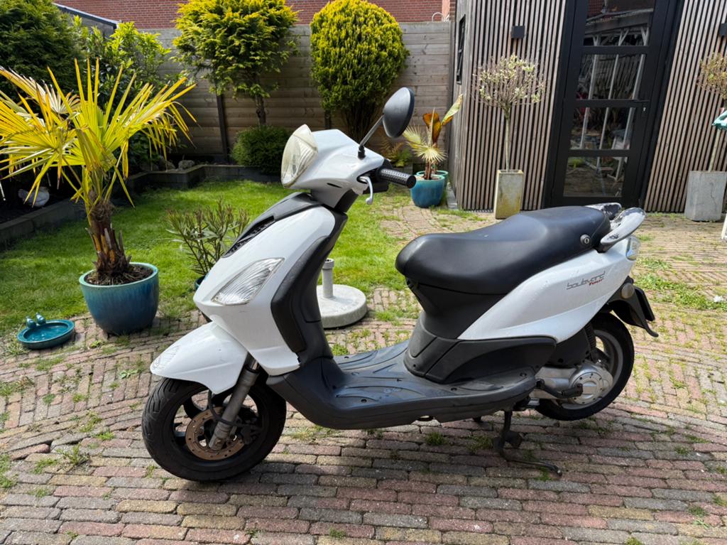 Derby Boulevard 50 snorscooter wit gebruikt, Fietsen en Brommers, Scooters | SYM, Ophalen, Zo goed als nieuw, Benzine, Overige modellen