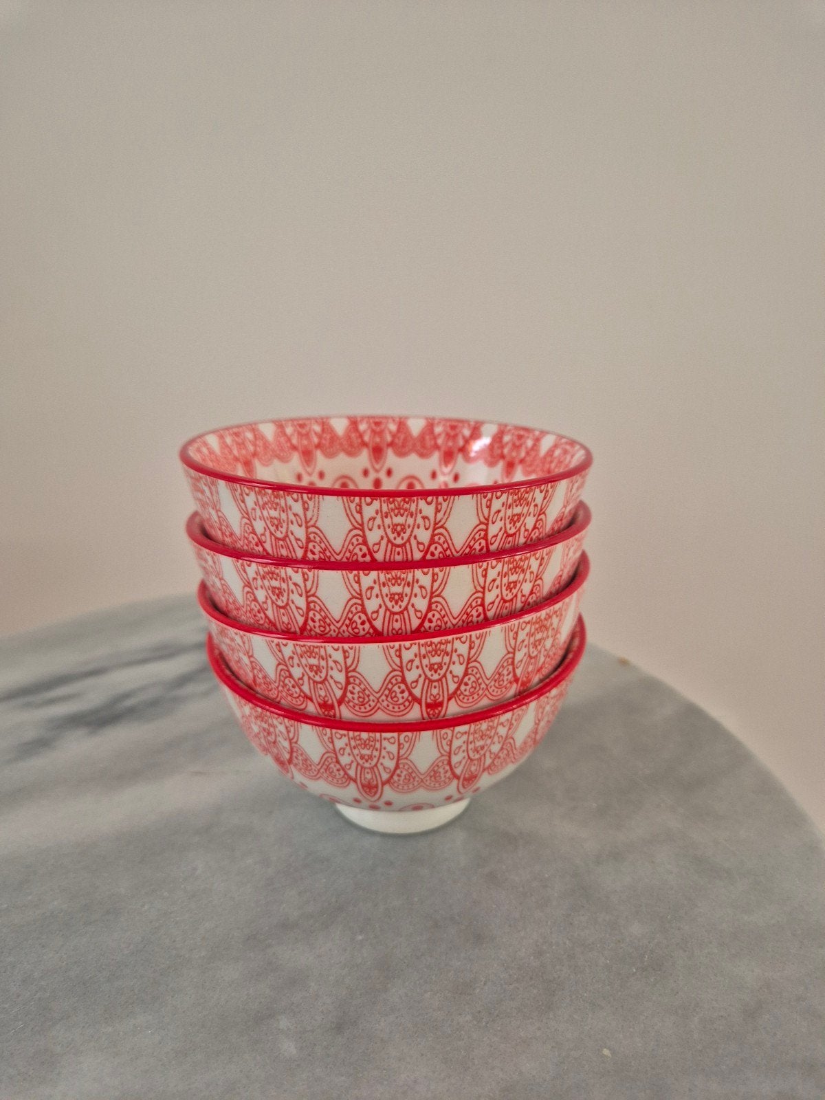 set van 4 schaaltjes rood wit, Overige merken, Keramiek, Ophalen of Verzenden, Overige stijlen