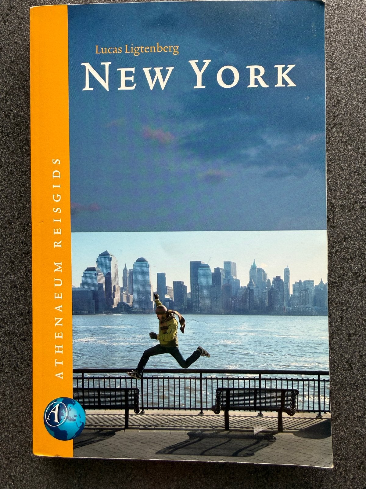 New York - Lucas Ligtenberg (Athenaeum Reisgids), Overige merken, Ophalen of Verzenden, Zo goed als nieuw, Reisgids of -boek