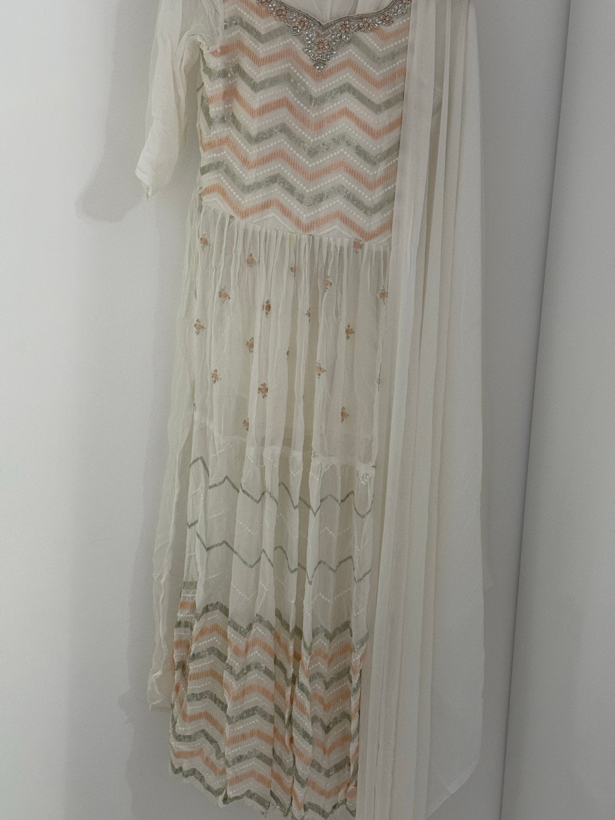 Elegante Indiase Anarkali Suit - Wit met Zigzag Patroon, Wit, Zo goed als nieuw, Onder de knie, Ophalen