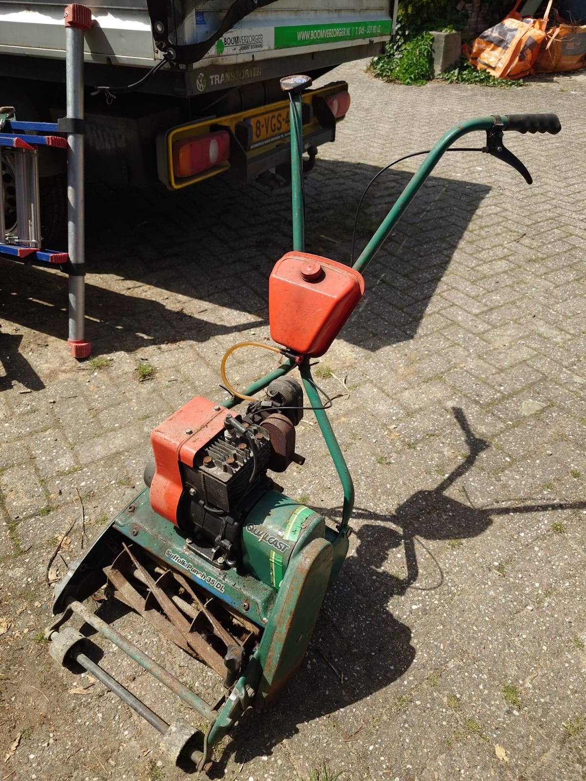 Brits Qualcast Punch 35 grasmaaier, Tuin en Terras, Grasmaaiers, Gebruikt, Benzine-grasmaaier, 30 t/m 39 cm, Kooimesmaaier