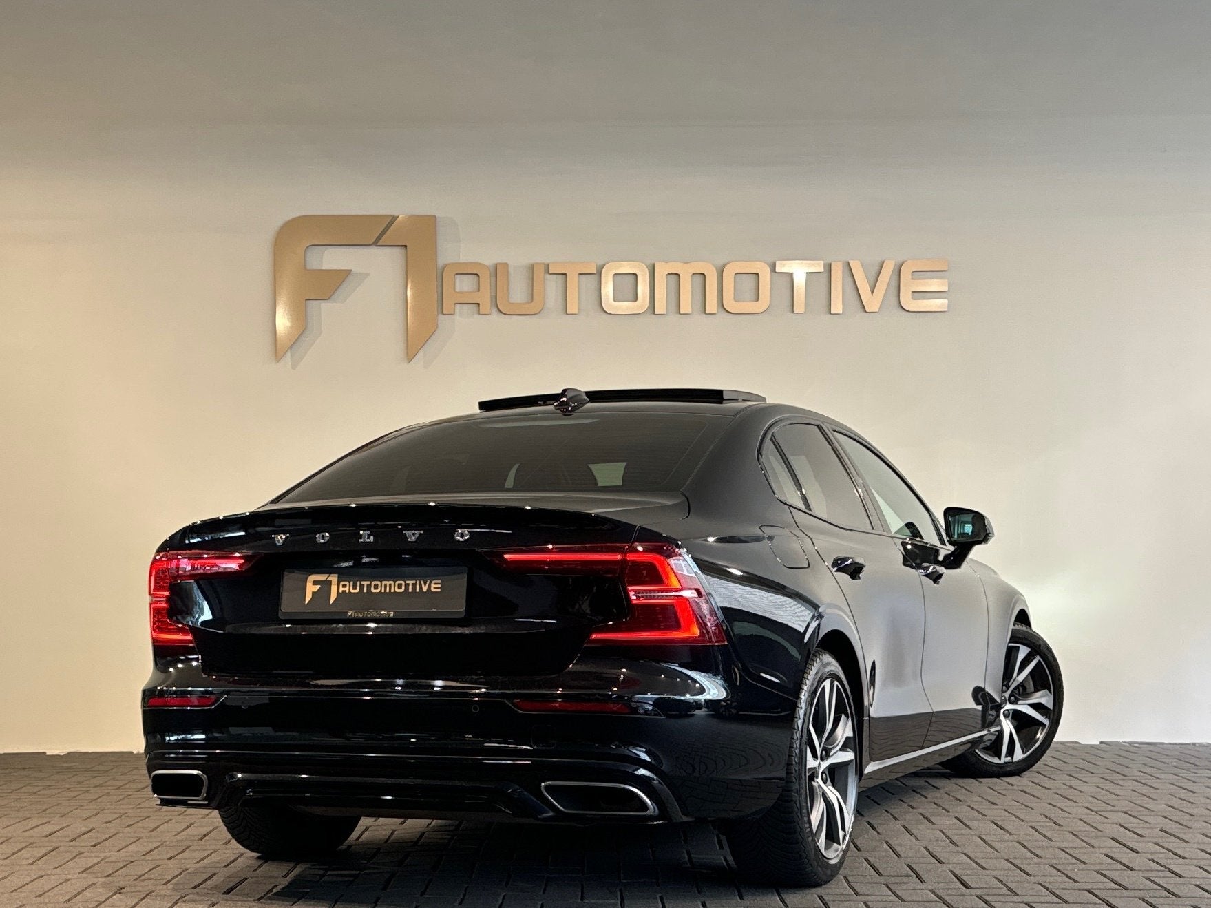Volvo S60 2.0 T6 AWD Twin Engine R-Design Pano|Memory|Camera, Auto's, Automaat, Automatische klimaatregeling, Gebruikt, 4 cilinders