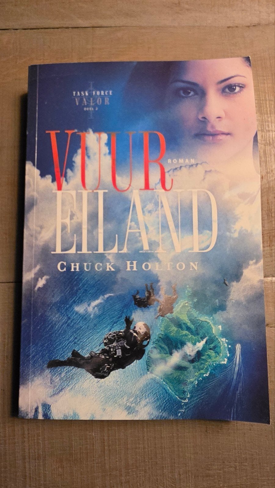 Vuureiland - Chuck Holton, Boeken, Ophalen of Verzenden, Gelezen, C. Holton