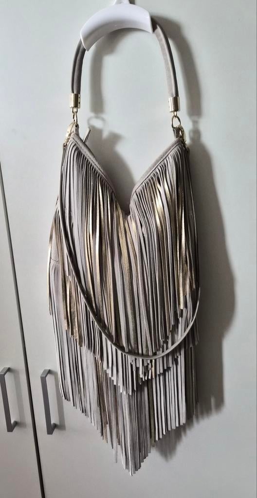 Grijze suede tas met gouden franjes, Sieraden, Tassen en Uiterlijk, Tassen | Damestassen, Ophalen of Verzenden