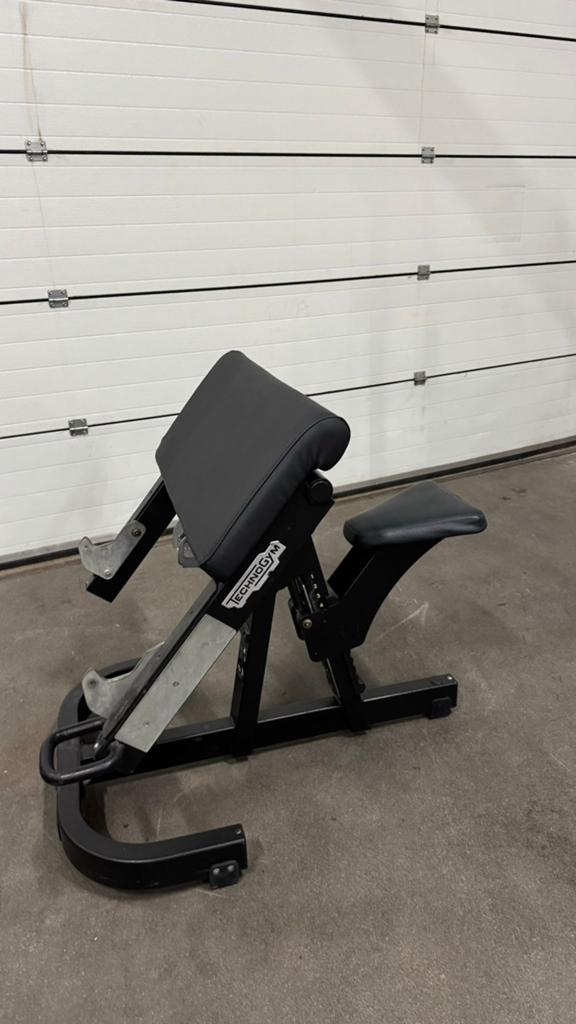 Technogym Pure Strength Scott Bench / Bicepsbankje, Sport en Fitness, Fitnessmaterialen, Ophalen, Gebruikt, Fitnessbank