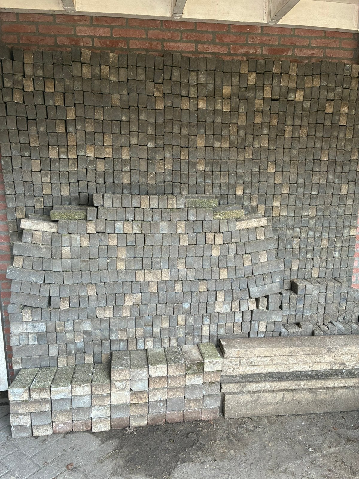 Gratis bestrating - stenen beton waalformaat - (ca 19m2), Ophalen, Gebruikt