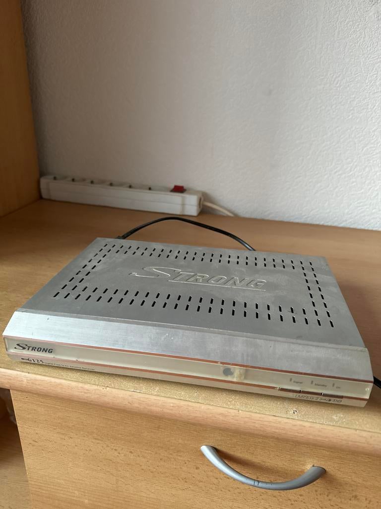 Satellietontvanger Strong SRT 6125 met schotelantenne, Audio, Tv en Foto, Schotelantennes, Ophalen of Verzenden, Gebruikt, (Schotel)antenne