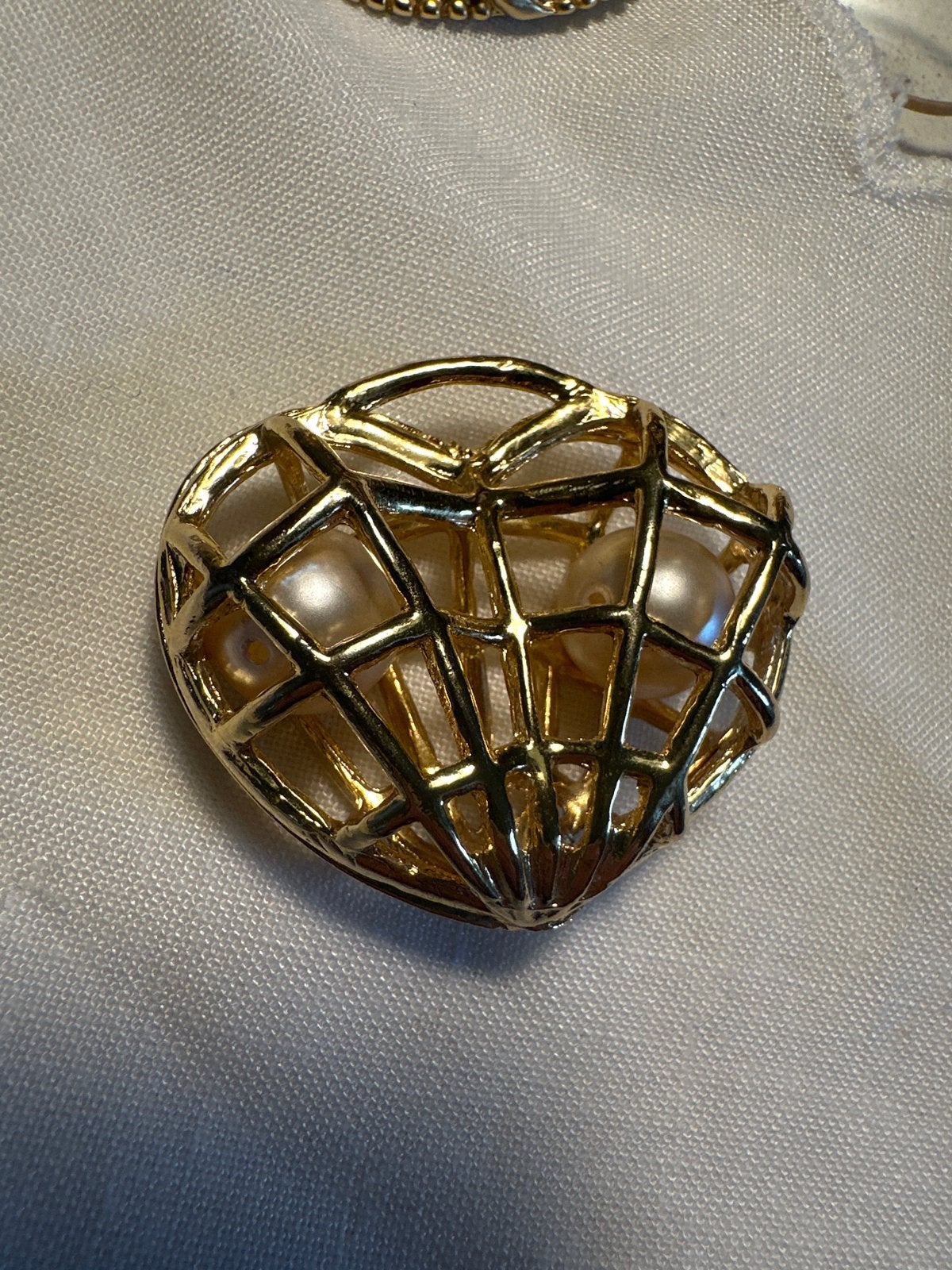 Vintage goudkleurige Broche, 4 tot 7 cm, Ophalen of Verzenden, Zo goed als nieuw, Met parel