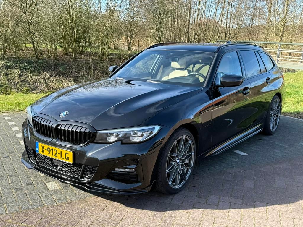 BMW 330e M pakket | Trekhaak | Camera | ACC!, 1998 cc, Achterwielaandrijving, 4 cilinders, Stationwagon