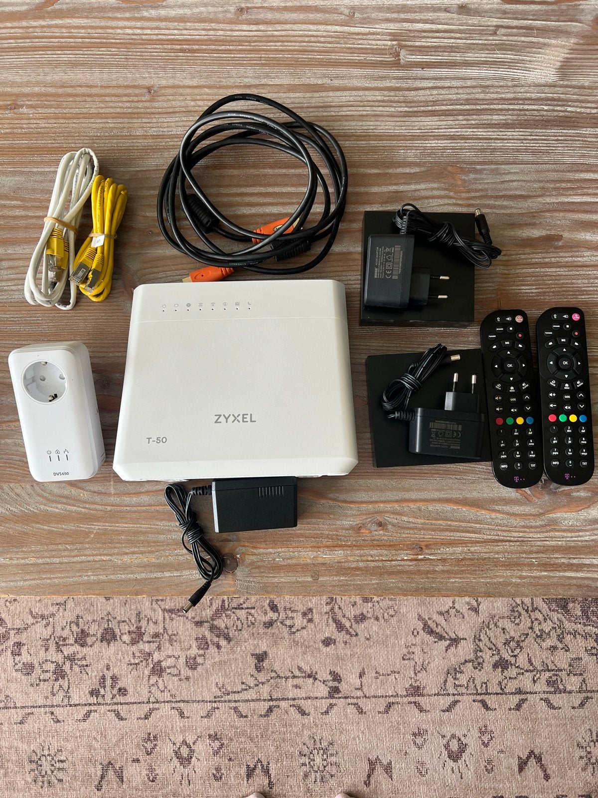 Zyxel T-50 Router met accessoires en Amino TV-boxen, Ophalen of Verzenden, Gebruikt, Router met modem