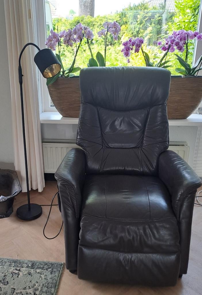 Bruine elektrische relax/sta-op stoel, perfecte staat, Ophalen, Bruin, Leer, Zo goed als nieuw
