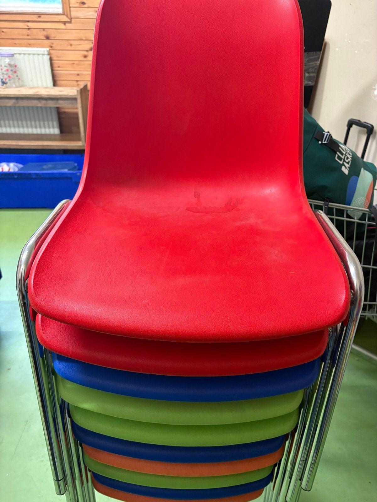 25x Stapelbare Kinderstoelen - Diverse Kleuren, Kunststof, Gebruikt, Overige kleuren, Ophalen of Verzenden