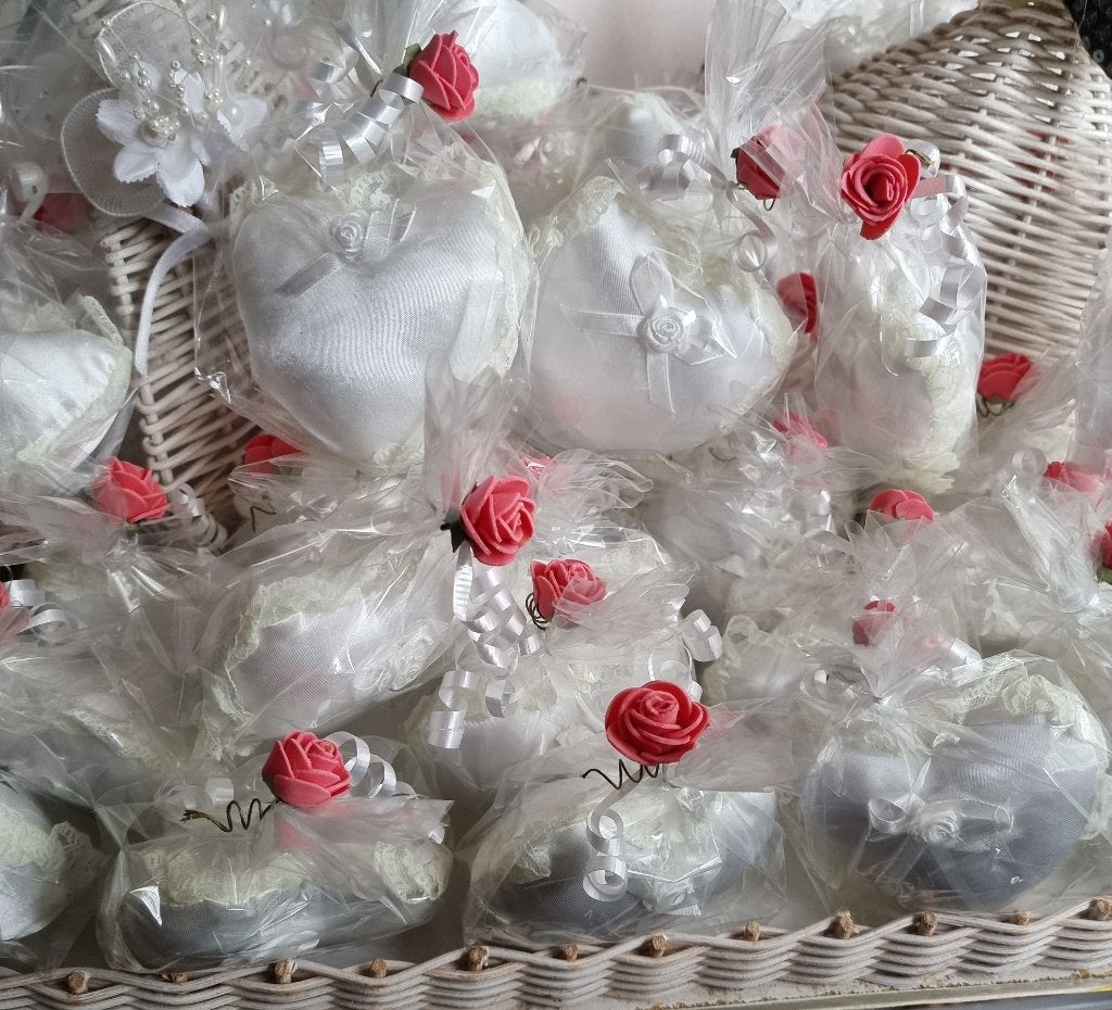 satijnen kussentjes huwelijks bedankjes, Kleding | Dames, Trouwkleding en Trouwaccessoires, Ophalen of Verzenden, Nieuw, Wit, Accessoires