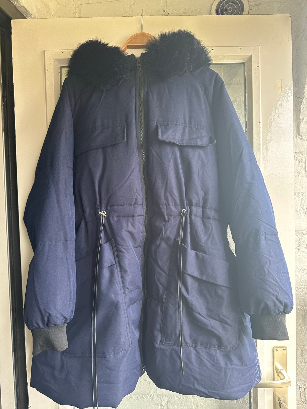 Donkerblauwe winterjas met bontkraag - Maat 50 (3XL), Kleding | Dames, Jassen | Winter, Ophalen of Verzenden, Gedragen, Maat 46/48 (XL) of groter