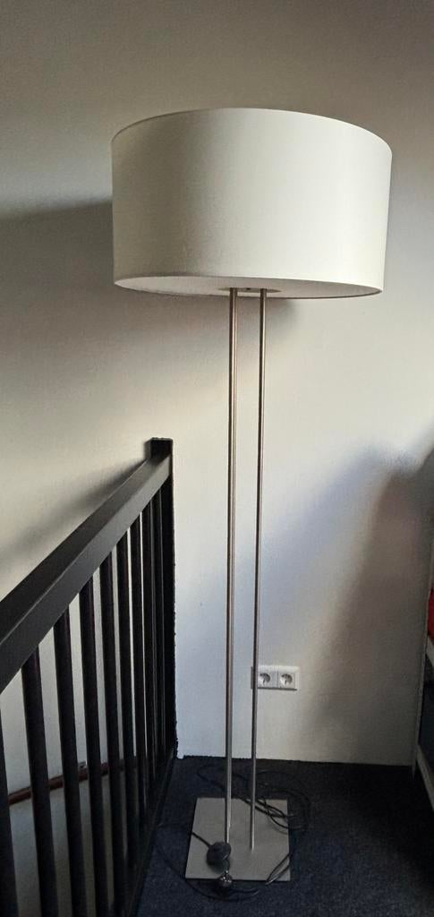 Lamp met zilveren voet, Huis en Inrichting, Lampen | Vloerlampen, Ophalen, Zo goed als nieuw, 150 tot 200 cm