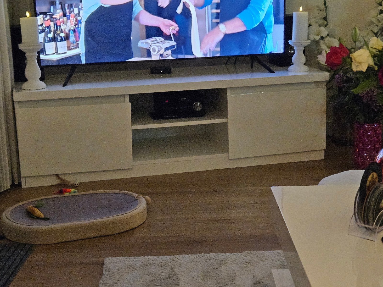 Hoogglans wit tv-meubel met 2 kastdeurtjes, Ophalen, 100 tot 150 cm, Zo goed als nieuw, Minder dan 100 cm