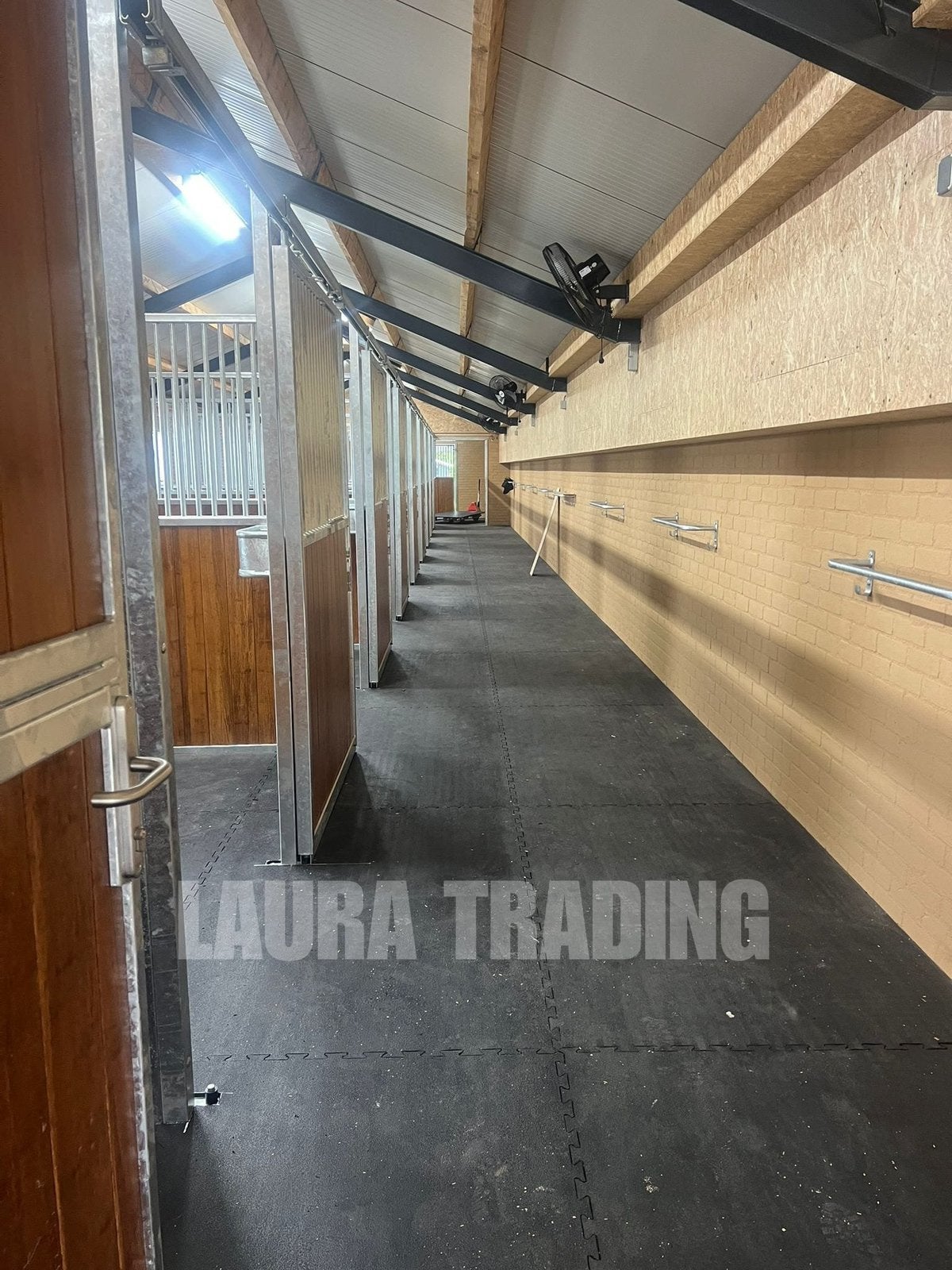 Nieuwe stalmatten puzzelsysteem 183 x 122, Stalling, 4 paarden of pony's of meer