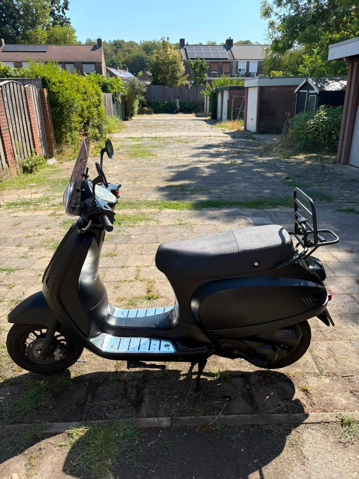 Matzwarte retro vespa scooter - geel kenteken., Ophalen, Gebruikt, Maximaal 45 km/u, Benzine