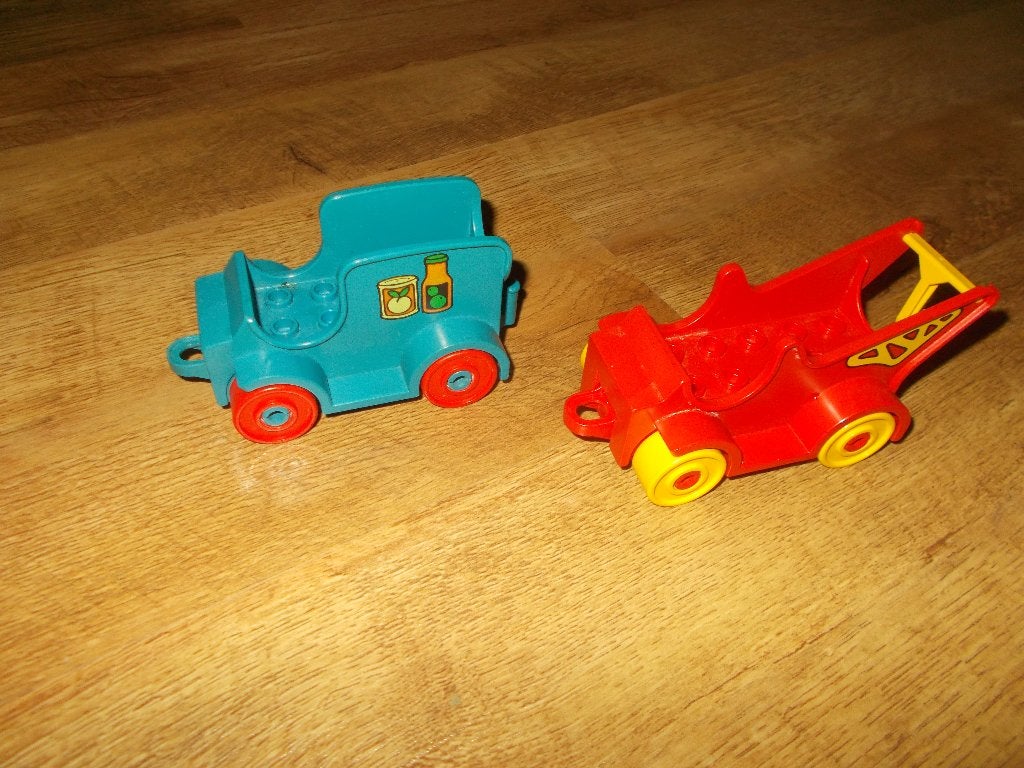Lego Duplo o.a. 2623 - 2 auto's, bootje, 5 figuren, Kinderen en Baby's, Ophalen of Verzenden, Gebruikt, Inclusief minifiguren