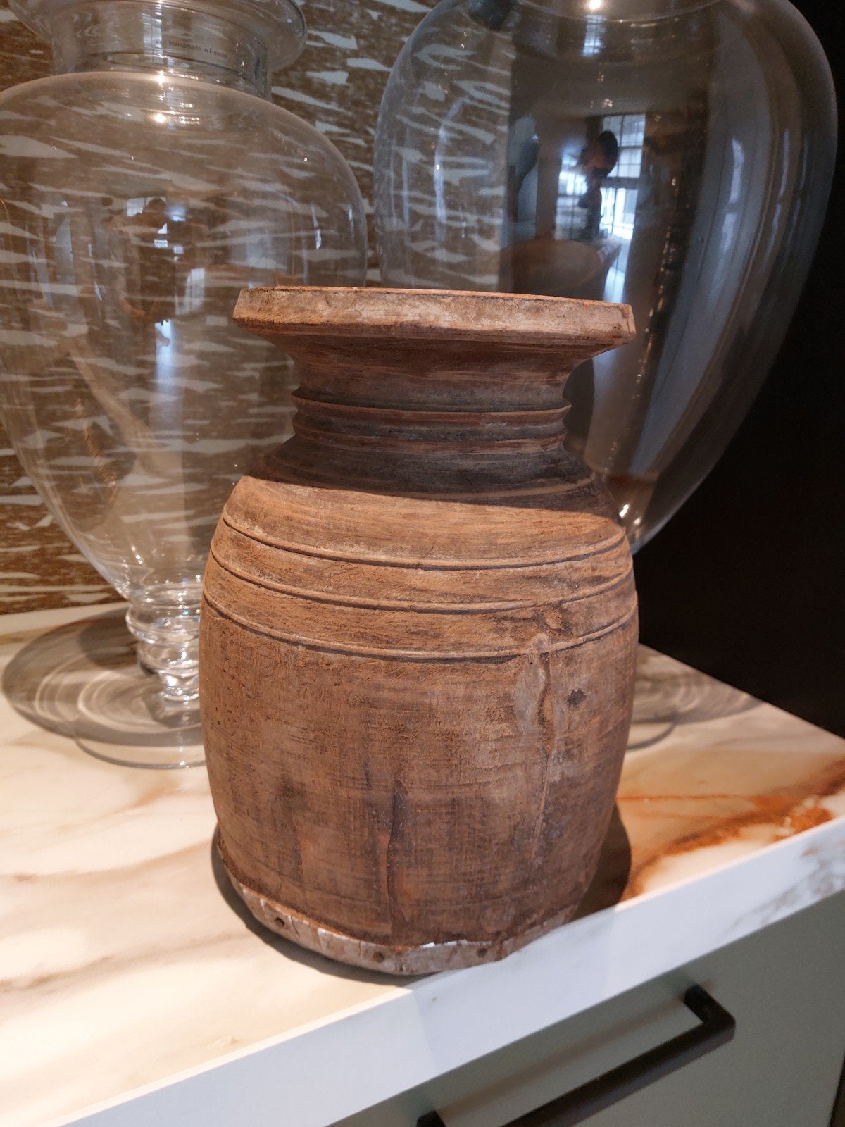 Grote houten Nepalese pot/vaas met ijzerbeslag, 30.5 cm hoog, Ophalen of Verzenden