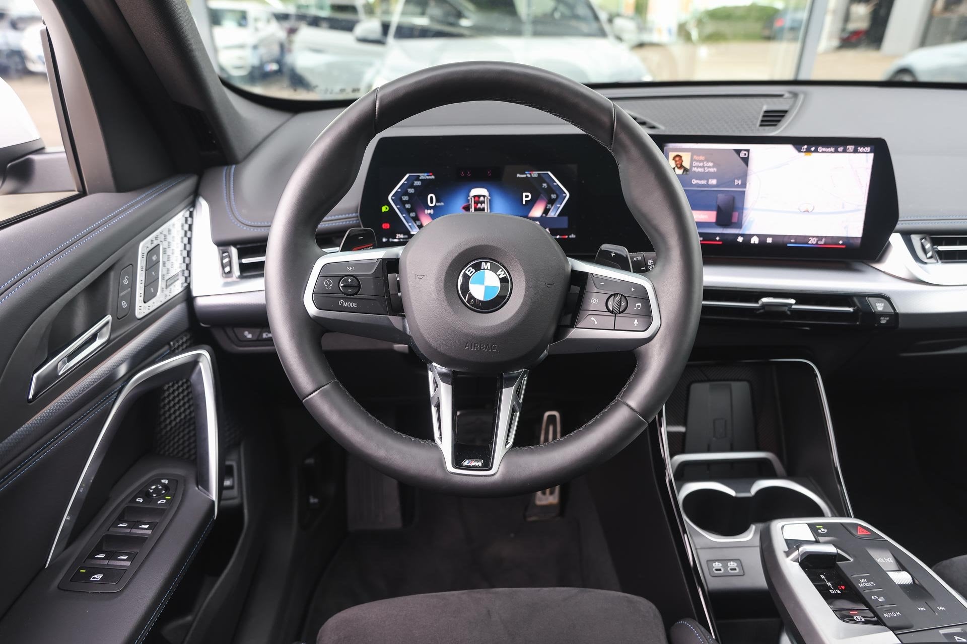 BMW X1 xDrive23i M Sport Automaat / Panoramadak / Trekhaak /, Auto's, Gebruikt, 4 cilinders, Wit, Stoelverwarming