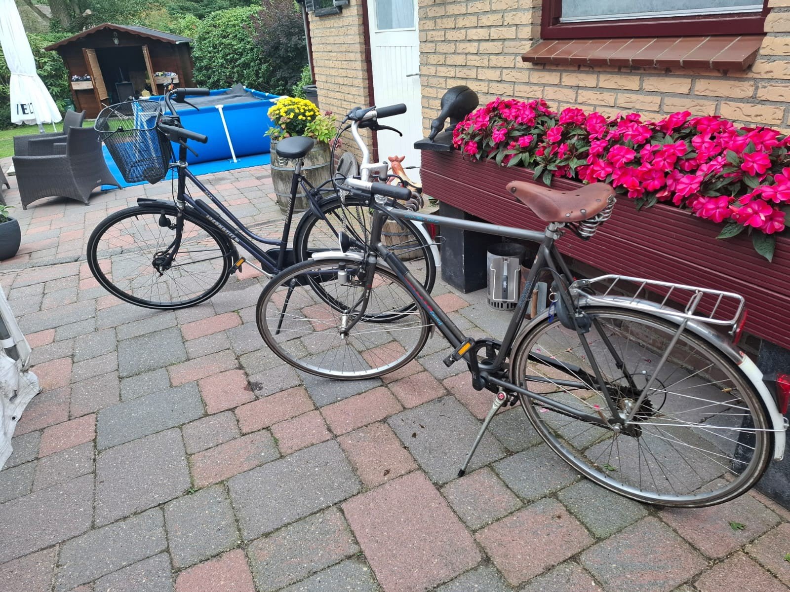 Twee gebruikte fietsen: Gazelle en onbekend merk, Ophalen, Velgrem, Versnellingen, Gazelle