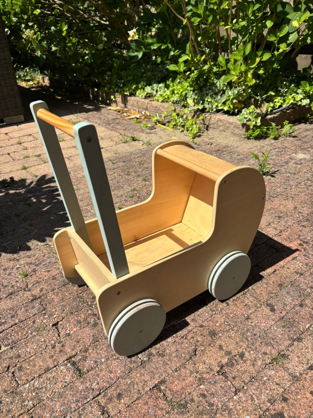 Houten poppenwagen met stoffen dekentje en kussen, Ophalen, Zo goed als nieuw, Duw- of Trekspeelgoed