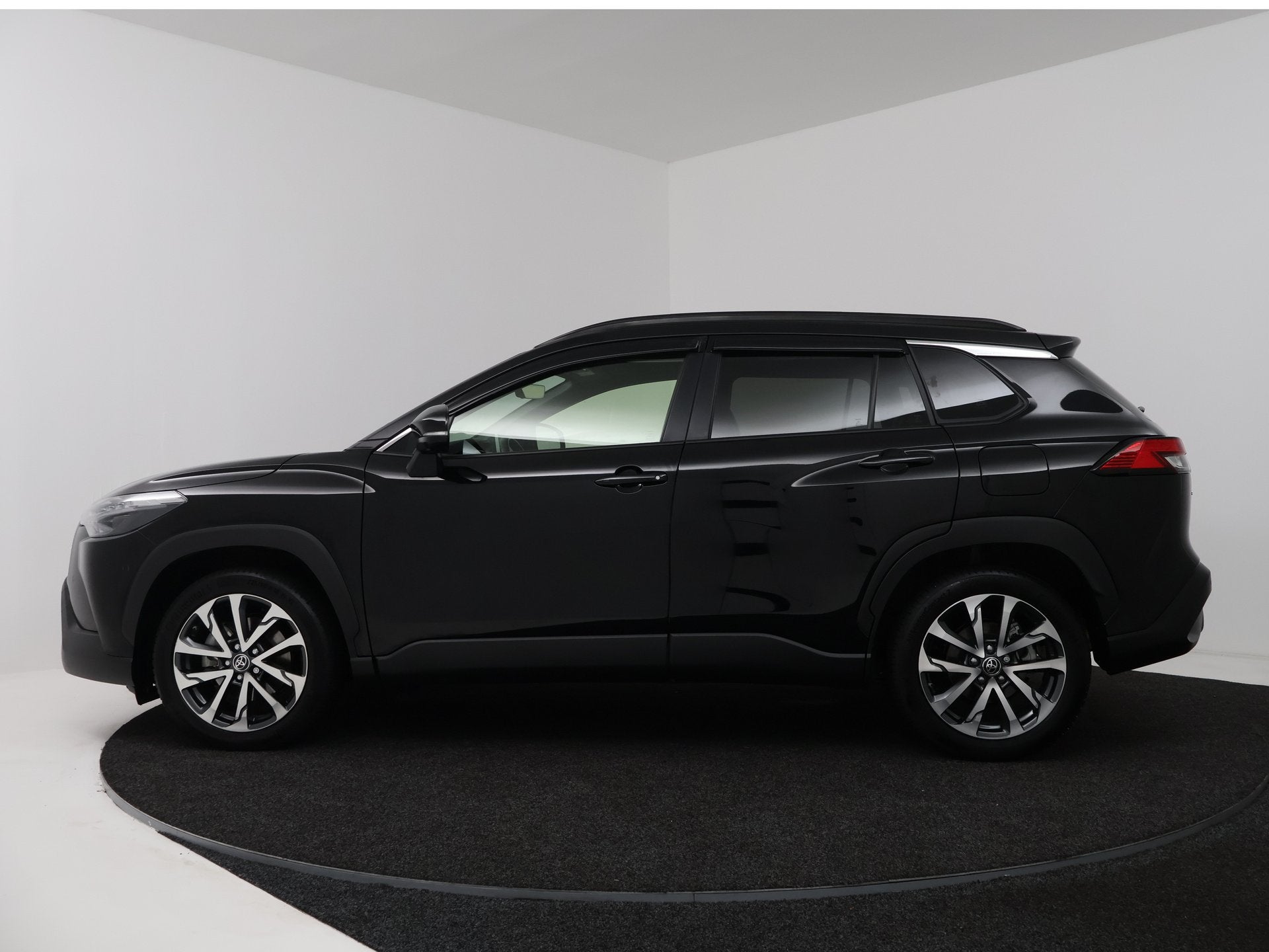 Toyota Corolla Cross Hybrid 200 Executive | Panoramadak | Le, Auto's, 12 maanden, Gebruikt, 4 cilinders, Zwart