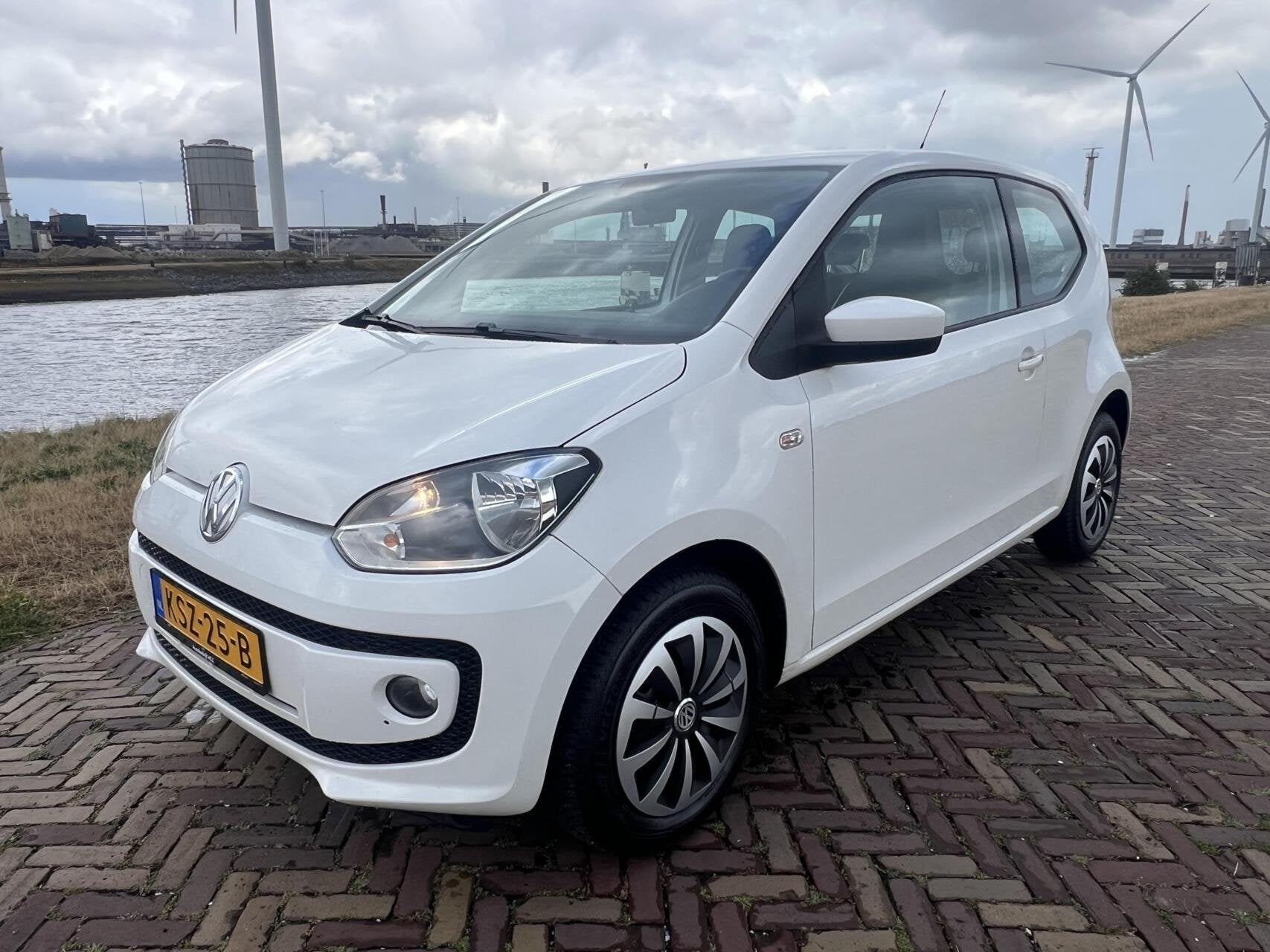 Volkswagen Up! 1.0 AIRCO|ST.VERW|LEDER|NW APK, Auto's, Volkswagen, Gebruikt, Stoelverwarming, 60 pk, Leder en Stof