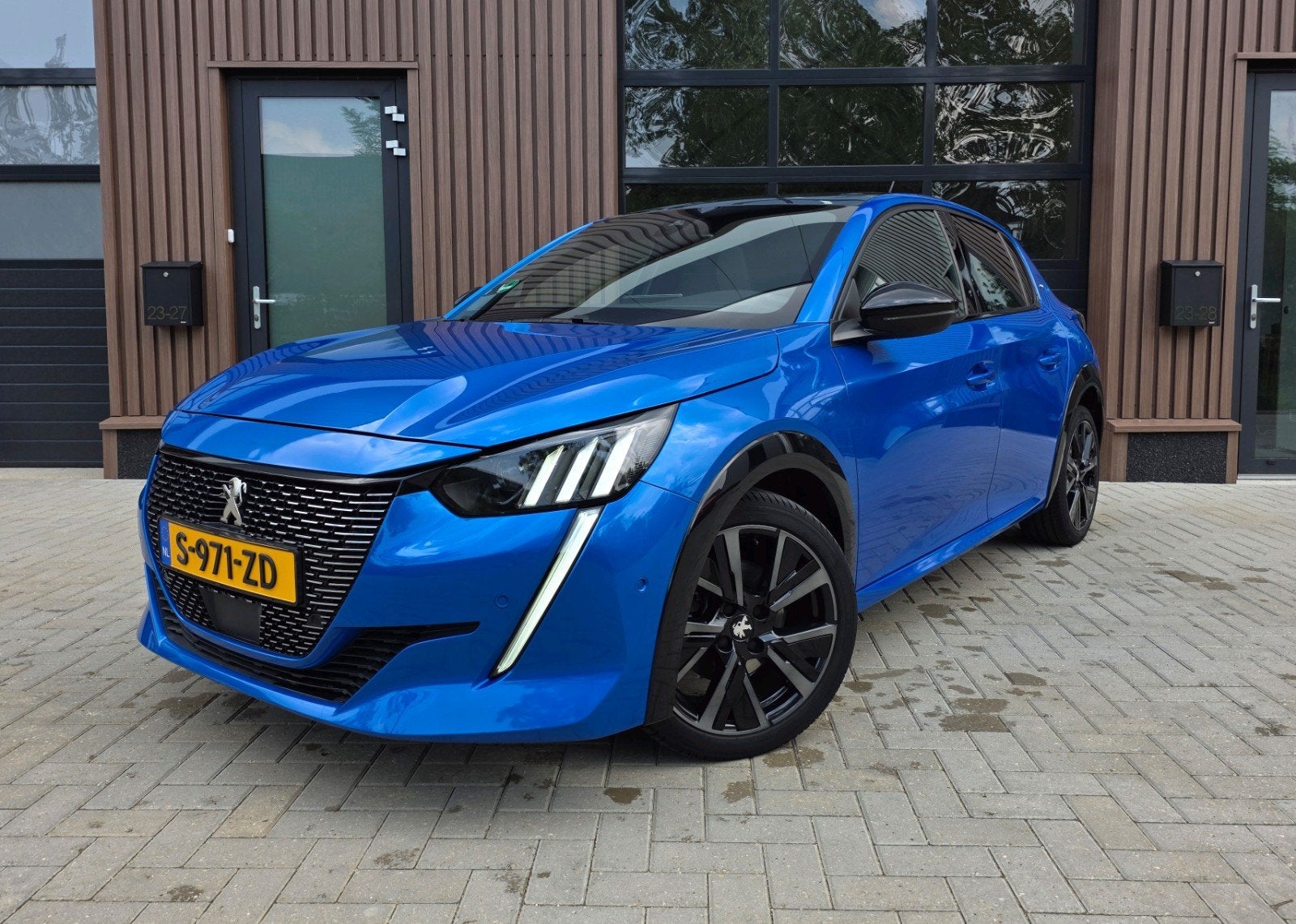 Peugeot 208 GT- Line 1.2 Puretech 100pk 2021 met Pano dak, Auto's, Peugeot, Zwart, Blauw, 100 pk, 49 €/maand