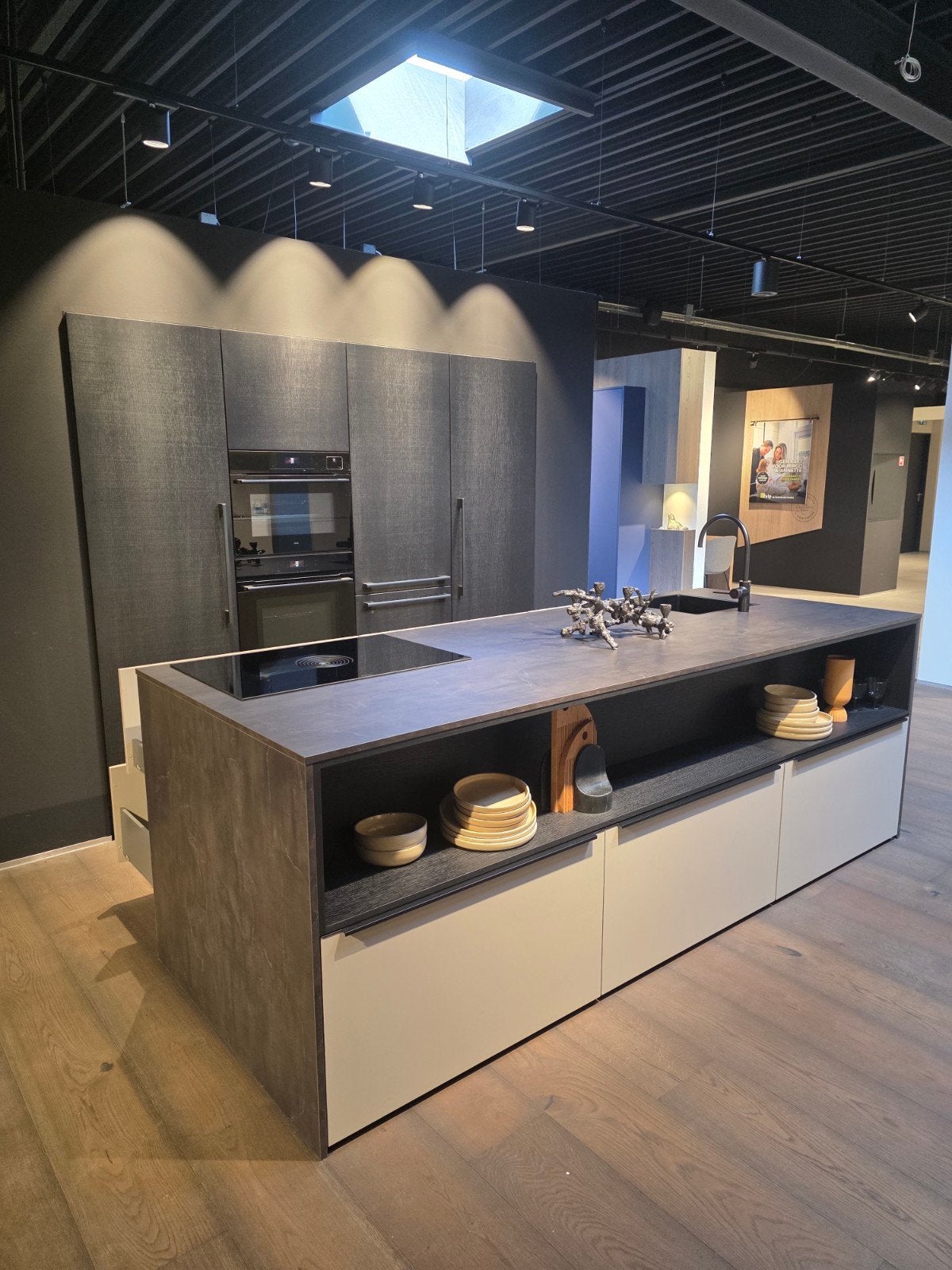 Luxe Tulp keuken met zwartbeits eiken en gelakt eiland, Ophalen, Greeploos, Overige typen, Nieuw
